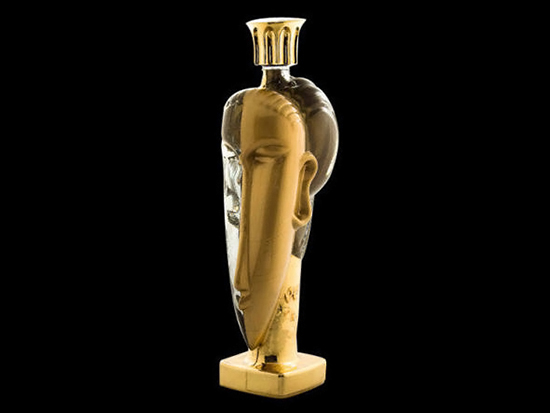Хамгийн үнэтэй цэвэр ус 
Acqua di Cristallo Tributo a Modigliani-цэвэр ус. Алдарт зураач Амедео Модильяни-н нэрээр нэрлэгдсэн энэ усны сав нь  алтаар бүрэгдсэн монголжуу төрхийг харуулсан савтай байдаг. уг ус нь францын Фиджи арлын булгийн ус, Исландын мөсний хайлсан усыг хоёрыг хольсон байдаг. 1.25 грамм энэ савтай ус 60 000 долларын үнэтэй.