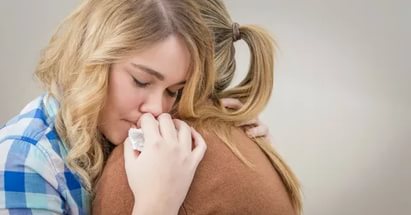 Юуны түрүүнд өөрийгөө хайрла. 
Сургуульд суралцах үе чинь,  бодит амьдрал биш, жинхэнэ амьдралыг угтахад бэлд.
Амьдралд чамтай олон муу охид таарна. Түвшингээ мэдэж, дэргэдүүр нь өнгөр. 
Хэрэв чи, жинхэнэ найзаа олсон бол, хол ойр, тусдаа байгаагаас шалтгаалахгүй нөхөрлөлөө хадгалахыг хичээ. Эд зүйлс чамайг аз жаргалтай болгохгүй гэдгийг үргэлж санаж яв. 
Чи, өөрөө хэнийг ч бүү шүүмжил, харин, чи өөрөө шүүмжлэлд бэлэн бай, учир нь урд чинь шүүмжлэл дүүрэн амьдрал байгаа. Харцаа дээгүүр яв, охин минь. 
Эмээгээ жинхэнээсээ танихыг хичээ. Их зүйл өгнө. 
Ямар ч, хүнд бэрх асуудал, хорвоогийн төгсгөл биш шүү. 
Өөрийгөө бусадтай бүү харьцуул. Тэд хэзээ ч, чам шиг болж чадахгүйтэй адил, чи мөн тэдэнтэй адил болж чадахгүй. Өөрөөрөө бай. Чи, давтагдашгүй гэдгээрээ бахарх. 
Чи хүнд хичнээн хайртай байсан, толгойгоо бүү гээгээрэй. 
Ярь, ярилцаж бай. Ингэж байж өөрийн дуу хоолойг олох бөгөөд түүнийгээ ашиглаж чаддаг болдог. 
“Үгүй” гэдэг үгийг хэлж, хэрэглэж, ашиглаж  сур. 
Өөрийнхөө амьдралын түүхийг бичих хэрэг гарвал, үг өгүүлбэр бүрээ аз жаргалтай агшингуудын дурсамжаар дүүргэж бичээрэй. 
Хэзээ ч, эр хүний хойноос бүү хөөцөлд. Эр хүн чамайг олох нь зөв. 
Магтаалыг зөвөөр ойлгож, түүнд итгэхийг оролдож бай. 
Мөнхөд шударга бай. 
Өөрөөрөө жаргалтай байж сур, ганцаардлаас бүү айж бай. 
Мэдэрч буй зүйлээ хуваалцахаас битгий айгаарай. 
Маргалдаж болно, хэрүүлээс хол бай. 
Гарт тааралдсан болгоноо уншиж бай. Мэдлэг бол юунаас ч хүчтэй зэвсэг юм. 
Чи, хэн нэгэн залуугийнд уригдаад, түүний гэрт нь, нэг ч ном байхгүй байвал  холхон явсан нь дээр. 
Чи, хэний ч хувийн өмч биш. 
Өөрийгөө хамгаалах чадвартай бай. Үргэлж. 
Азгүйтэлд өртөхөөс бүү ай. Азгүйтэл, уналтаас, асар олон зүйлд суралцдаг. 
Хэзээ ч, хэнд ч, сонингийн нүүр дээр хэвлүүлж болохгүйд тооцох зүйлээ электрон шуудангаар бүү явуул. Чи, түүнийгээ устгасан ч, хэзээд илрэх магадлал дагуулна. 
Хүмүүст, тусалж бай. Сайн үйлс аз жаргалыг авчирна. 
Сайхан сэтгэлийг эрхэмлэ. Талархал зан чанарыг нээж байдаг. 
Зөн совингоо сонсож бай. Итгэ. 
Эелдэг бай. 
Чиний үйл хөдлөл, чиний хэлж ярьсанаас чинь илүү чамайг илэрхийлнэ. 
Мэдрэмж, сэтгэлээ битгий нууж бай, илэрхийлэх арга олох хэрэгтэй. 
Бүх зүйлсээс сайн, сайхныг нь олж харж сур. 
Нарнаас хамгаалах тос үргэлж хэрэглэж бай. 
Өөртөө хайртай хүмүүстэй үргэлж харьцаатай бай. 
Амьдралын туршид, харц дээгүүр яв. Итгэлтэй байдал дур булаам байдаг. 
Уйлмаар бол уйл, нулимснаасаа шинэ хүчийг олж авч бай. 
Инээд нь, сэтгэл санааны эм юм. 
Хөгжим хэт чанга байна гэж үү? Бүжиглээч. 
Үг, яриа гүүрийг босгож эсвэл шатааж чадна. Бодолтой ярьж бай. 
Гэр орон бол чамайг хайрладаг газар. Харин амьдардаг хаяг биш. 
Түрүүлж уучлалт гуйх нь сул доройн шинж биш. 
Ажилла, ажиллаад бай. Үргэлжид өөрийнхөө хэрэгцээг хангах чадвартай бай. 
Чи, заримдаа надад дургүйлхдэгийг чинь би, мэднэ. Харин, би чамд үргэлжийн мөнх хайртай байдаг. 
Чи бол, бүхий л зүйл чинь бүрэн бүтэн, өөрийгөө хангах чадвартай хүн. 
Чи, өөрийгөө бодож байгаагаас авъяаслаг. Өөрийгөө бусадтай битгий харьцуул.
Өчигдөрөөр, маргаашаар бүү амьдар. Үүнийг хэн ч хянах боломжгүй. Өнөөдөртөө аз жаргалтай бай.
