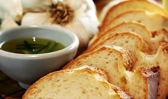 Хамгийн үнэтэй талх
Roquefort and Almond Sourdough Bread талх. Шеф-тогооч Paul Hollywood –ын А зэрэглэлийн гурил, “рокфор” бяслаг, дээд чанарын миндаль оруулан жигнэсэн гарын талх 25 долларын үнэтэй.