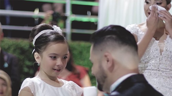 Энэ хуримын ёслол, төлөвлөгөөний дагуу явагдаж байсан бөгөөд, дурлалт хос, сүмийн Бурханы өмнөх тавцан дээр, Бурханы өмнө хайр дурлалдаа болон бие биедээ үнэнч байх тангаргаа өргөхөөр гарцгаав. Хүмүүс, хуримын ёслолын оргил үе, хайрын тангаргийг хүлээцгээн, хүндэтгэл төгс байдалд, нам гүм болжээ. Гэтэл, дурлалт хосын хүргэн залуу нь, гэрлэлтийн хамгийн чухал энэ үед, хайрын тангаргаа өргөмөгцөө, гэнэт, хайртай бүсгүйгээс нь гадна, бас нэгэн хязгааргүй хайртай  хүн байдаг гэж зарлах мэт хэлээд, олны дундах нэгэн рүү заажээ. Зочид алмайран таг чимээгүй болж, кино зохиолд гардаг, хуриман дээрээ бүсгүйгээ орхин явж,  зовлонд унагадаг  зүрх сэтгэлгүй залуусын тарьдаг гунигт процессыг хүлээн авахад бэлтгэн зогсоцгоотол, залуу маань, дурлалт бүсгүйнхээ охиныг тавцан дээр гарган өмнө нь сөхрөн, -“Би, чамайг ч мөн хайрлан халамжилж, хамгаалах болно, би, чамтай ямар нэг муу зүйл тохиолдохыг зөвшөөрөхгүй гэдгээ Бурханы өмнө андгайлж байна” гэжээ. Бүсгүйн охин 8 настай, эцэггүй өсч, ээж нь ч, сайн хань, охинд нь сайн аав болох хүнийг хүлээж байсан нь гарцаагүй юм. Ийм зүйл болохыг огтхон ч тааварлаагүй байсан бэр бүсгүй, баярын нулимс унаган балмагдан зогссон бөгөөд хуримын зочид, байдал ийнхүү сайхнаар эргэсэнд, мөн хүргэн залуугийн хүнлэг сайхан сэтгэлд уяран, бүгд баярын нулимс унагацгаажээ. Ийнхүү баяр дээр баяр нэмсэн, хүн чанар, сайхан сэтгэлээр хүн бүрийн сэтгэлийг хөдөлгөн догдлуулсан хурим аз жаргал, баяр дүүрэн, гайхалтай сайхан болсон нь дамжиггүй. 