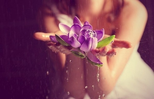 Үүнийг ойлгохын тулд, амьдралаа өөрчилж шинэчлэхийн тулд, интернет ухаж, ном зохиол уншиж судалж, алдар суутангуудаас асуух, мэрэгч төлөгчөөс асууж сурах гэж түвэг удах шаардлага байхгүй. Зөвхөн дээрх 7 үгийн утгыг тунгаан, хэрхэн түүнээс таашаал авах, хэрхэн эдгээр рүү эрмэлзэж мэрийхэд л анхаараад сурчих. Та, өнөөдрөөс эхлээд үз. Хэдхэн долоо хоногийн дараа амьдралд тань амжилт, аз, хайр, мөнгө төгрөг урсан ирэхийг харах болно. Энэ 7 үгийг үг яриандаа хэрэглэж, итгэж, оюун санаагаа дүүргэн, үйл хөдлөлдөө ашигласнаар, эдгээр үгсийн ид шидийн гайхалтай хүч, амьдралд бүхий л сайхан зүйлсийг татаж эхэлдэг. Унтахын өмнө ухамсартайгаар бодох, тунгаахад илүү хүчтэй үйлчилэл үзүүлдэг бөгөөд өнөө оройноос, унтахын өмнө эдгээр үгсийг амандаа давтаад байгаарай, нойрсон зүүрмэглэх зүүд нойрны ертөнцөд сайн сайхан үгстэйгээ ханьссан, ухамсар, дотоод ертөнцдөө өөрийн таатай зүйлсийг шингээн суулгах нэгэн гайхалтай алхам хийгдэх юм. Удалгүй, хайр, эрүүл энх, амжилт, эд баялаг, сайн сайхан, элбэг хангалуун байдал, хөгжил цэцэглэлтээр дүүрсэн аз жаргалтай цоо шинэ амьдрал тантай золгох боломжийг ашиглаарай