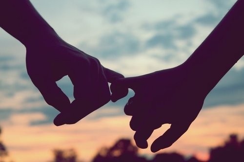 1. Хэрэв, чигчийний өндөр,  ядам хурууны дээд үетэй тэнцүү байвал:
Хамгийн сайн..! Та, эсрэг хүйсийн хүмүүстэй гайхалтай зохицдог. Та, хүмүүсийг, илбийн юм шиг татах, “соронз” л гэсэн үг. Та, харьцааны бүхий л барилуудыг гайхамшигтай эзэмшсэн, хэн нэгэн анхаарлыг тань татсан хүнтэй харилцахад л, хүссэндээ хүрэх,  амжилт гарцаагүй дагадаг. Удаан бодож төлөвлөх шаардлага ч алга, инээмсэглээд л, гүйцээ...
2. Хэрэв, чигчийний өндөр, ядам хурууны дээд үеэс илүү гарч байвал: 
Таны, хайрт хүн тань маш азтай. Тан шиг, тэвчээртэй, үнэнч хүн үнэхээр ховор. Гэхдээ та, хүсвэл, бусдын сэтгэлийг татах онцгой авъяастай. Үүнээс болж хардалтад өртдөг боловч мөн дур хүслийг ч хүртдэг. Та өөрийнхөө сэтгэлийг сайхан илэрхийлдэг. Таны төрөлхийн, сайхан сэтгэл, амьдралд хайртай зан чинь соронз мэт бусдыг татдаг.
Харьцааны эхний үед, таны зан төрхийг, итгэлгүй хүлээж авах үе байдаг. Сэтгэлээр уналгүй  ,зоригтой байж, өөрийнхөө совинг анзаараарай
3.  Хэрэв, таны чигчийний өндөр, ядам хурууны дээд үеийн зураасанд хүрэхгүй байвал:
Та , хайр дурлалын харьцаанд, хэт хатуу шаардлагатай хүн юм. Та, үргэлж өөрийнхөөрөө байлгах дуртай. Бусдаас зөвхөн, зөв зүйлийг л шаардаж, болохгүй бол сэтгэл чинь гонсойдог. Энэ бол таны дутагдалтай тал боловч, нөгөө талаас бас ололт. Та юу хүсч байгаагаа маш тодорхой мэддэг учраас шалдир булдир зүйлээс хол явдаг.
Та, анхны уулзалтын эхний хоромд  л, “өөрийн” хүнийг таних чадвартай. Мөн толгойг нь эргүүлж ч чадна. Таны дур булаам байдал, оньсого шиг төрх бусдыг сөхрүүлдэг.