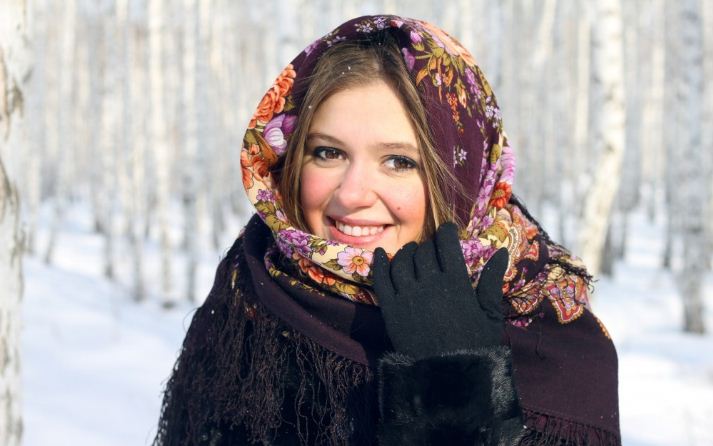 Энэ аялалд, тэд 1000 орчим паунд зарцуулдаг ба ийм мөнгөний чадалгүй зарим нь, “цэнхэр нүдэн”-гүүдийн сэтгэл зүрхийг уяраахаар, эдгээр хязгаар нутгуудын цэнгээний газруудаар, саксофон хөгжим тоглож,  хайрын аялгуу уянгалуулдаг болсон гэнэ. Энэхүү аялалын зуучлагч, Елена Суворова, хятад эрчүүд, эмэгтэйчүүдийг хүндэлдэг хүмүүс, тэд эмэгтэй хүний “тайван зан, инээмсэглэл дүүрэн царай, эрэгтэй хүнтэй уралдаж, дээр нь гарах гээд байдаггүй” зан чанарыг ихэд чухалчилдаг юм байна гэж ярьжээ. Хятадын “нэг хүүхэд” бодлого, мөн ард түмнийх нь, охин хүүхэд гаргах нь, удам тасрана гэсэн харалган үзлээс нь болж, 120 эрэгтэйд, 100 эмэгтэй ноогддог, хүйсийн  харьцаа алдагдсан байдалд хүрээд байгаа юм гээд харин Оросод, эсрэгээр 100 эмэгтэйд, 85 эрэгтэй ноогдох харьцаатай байгаа гэж дурдаад авчээ. 