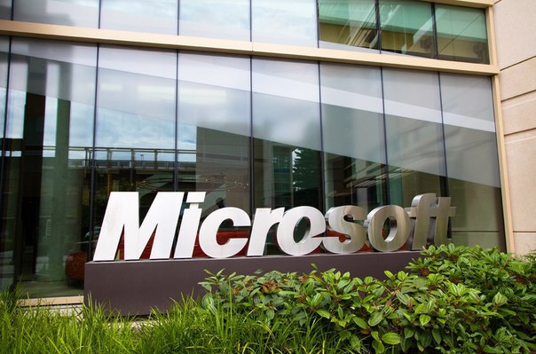 “MICROSOFT”-ын, гадна талбайн цэвэрлэгчээр ажилд орохоор нэг хүн ярилцлагад оров. Хүний нөөцийн мэргэжилтэн, зохих тестийн дагуу ярилцлагууд авсаныхаа дараа: 
-Танд баяр хүргэе, та тэнцлээ. Өөрийн e-mail хаягаа үлдээнэ үү, ажлын графикийг чинь мэдээлэх болно
-Надад, e-mail бүү хэл компьютер ч байхгүй гэж, өнөөх хүн үнэнээ хэлэв
-Уучлаарай, харамсалтай нь, ийм тохиолдолд, бид таныг ажилд авч чадахгүй нь. Манай бүх үйл ажиллагаа цахимаар явагддаг юм. Үүнээс багийн ажиллагаа хамгийн их шалтгаалдаг, гэснээр ажилд орж чадаагүй залуу компьютер авахаар шийдэн, мөнгөтэй болохоор, танил фермерчээсээ байсан 30 доллартаа алим авч, хүн хөдөлгөөн ихтэй гудамжаар явж зарахаар авав. Тэр, “амттай ашигтай, эко хүнсээ аваарай” гэж санал болгосоор цагийн дотор 30 доллар нь нэг дахин өсч, 6 цагийн дараа гарааны доллар нь 10 дахин өссөн байлаа. Энэ үедээ, тэр ажил олгогчоос шалтгаалахгүй амьдарч болохыг ойлгосон бөгөөд ажил нь амжилттай явснаар, машин авч унан, дараа нь жижиг лангуутай болж, тэр нь дэлгүүр, дэлгүүр нь сүлжээ дэлгүүрүүд болон өргөжив. Тэрээр, ажил бизнесээ даатгуулахаар шийдэж, нэгэн даатгалын компанид хандсан бөгөөд, даатгалын төлөөлөгч мөн энэ удаа e-mail хаягаа үлдээхийг хүсчээ. Бизнесмен залуу, урд өмнөхийн адил e-mail хаяг, компьютергүйгээ хэлтэл, нөгөө төлөөлөгч, -“Ямар сонин юм бэ! Та ийм асар том бизнестэй байж, компьютер ч үгүй. Хэрэв байсан бол юунд хүрэх байсан бол?” гэж шагширав. Харин бизнесмен залуу маань, -“Би компьютертэй байсан бол ”MICROSOFT”-ын талбайн цэвэрлэгч байх байлаа” гэж хариулжээ.
