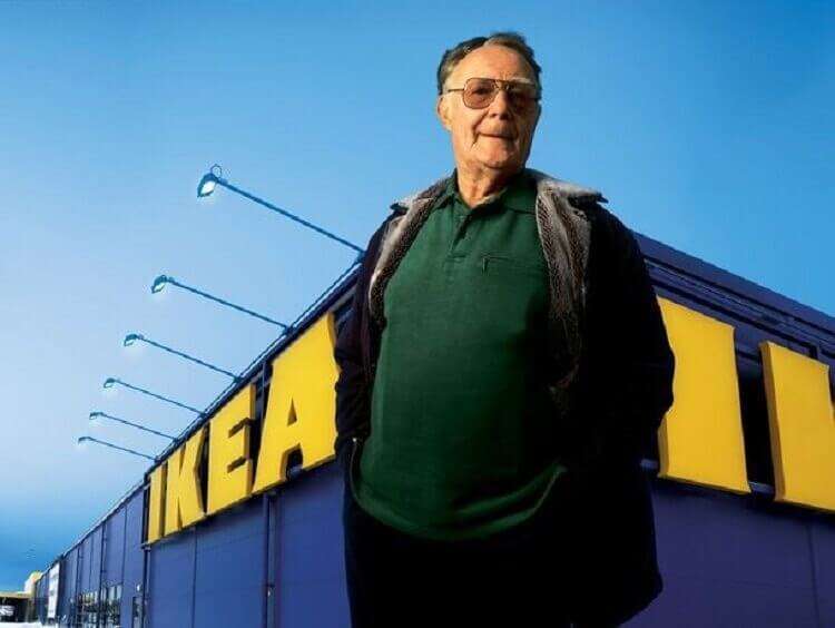Ингвар Кампрад
IKEA брендын үүсгэн байгуулагч асан, Ингвар Кампрад, “Вольво” машинаа 15 жил унаж, эконом классаар нисдэг, гэрийнх нь бүх тавилга IКЕА-нх нь, мөн эхнэртэйгээ, хямд төсөр зоогийн газарт хооллож, худалдааны захуудаас үнэ буулган эд зүйлс, хүнсээ авч яваа нь тааралддаг байсан гэж ярьцгаадаг.
