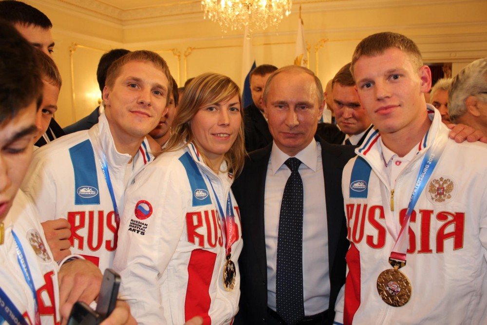 Допингийн эсрэг олон улсын байгууллага WADA, хүүхдийн будааны агшаамал буюу, бидний хэлж заншсанаар “каш”-г, допингийн үйлчлэлтэй хориотой бэлдмэлийн жагсаалтад, албан ёсоор оруулав. Учир нь, Оросын ерөнхийлөгч Владмир Путин, хэлсэн үгэндээ улс төр, спортын сэтгэлд хүрсэн амжилтууд маань, өөрсдийн маань хүчин зүтгэлээс гадна, өдөр тутмын хэрэглээ, бие мах бод, оюун ухааны үйл ажиллагааг дэмжин, ажилллах чадварыг өсгөдөг хүүхдийн будааны агшаамал “”каш”-тай холбоотой гэж дурдсантай холбоотой юм байна. Тэрээр, зуны олимпын өмнөхөн, тамирчидтай хийсэн уулзалт дээр,”хүүхдийн будаанд  70% агуулагддаг нүүрс ус нь, бие мах бодийн үйл ажиллагааг идэвхжүүлдэг, сэтгэл санаанд сайнаар нөлөөлдөг учраас энэхүү амттай, ашигтай хоолыг, би хүмүүст хэрэглэхийг байнга санал болгодог, мөн манай тамирчид ч, өндөр амжилтад хүрэхийн тулд, мөн идэж занших хэрэгтэй” гэж хэлсэн ажээ.
Допингийн эсрэг олон улсын байгууллагаас, энэ хорио, зөвхөн оросын тамирчидад ч бус бүх улсад ижил үйлчилнэ гэсэн бөгөөд энэ хориог,  АНУ-н зүгээс тавьсан хүсэлтийн дагуу хийснээ, нуухгүй байгаа юм. 