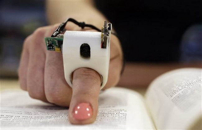 6. FingerReader
Энэхүү төхөөхөмж нь бөгж шиг хэлбэртэй, хуруундаа зүүдэг бөгөөд, бичигдсэн текстийг чангаар уншдаг байна. Түүнчлэн орчуулж чаддаг. Энэ төхөөрөмж нь хараагүй, хөгжлийн бэрхшээлтэй хүмүүст тусгайлан зориулагдсан. Хэрвээ та ямар нэгэн текст унших гэж байгаа бол зүгээр л хуруугаараа чиглүүлэх хэрэгтэй. Уншиж байх үед текстэн дэх, мөрнөөс гарах үед энэхүү төхөөрөмж нь чичирхийлж дохио өгдөг байна.