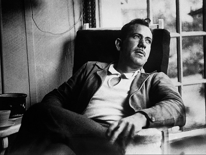 1958-11-10
Хайрт Том минь, чиний захидлыг аваад, хариуг нь ээжтэй чинь хамт бичиж сууна. Дурласан тухайгаа чи бичжээ. Энэ бол, хүн бүрт таардаг хамгийн сайхан мэдрэмж гэдгийг хэлэх нь зүйтэй. Гэхдээ дурлал янз бүр байдгийг бичмээр санагдлаа. Өөрийнхөө чухлыг гайхуулсан, аминч, хатуу, солиотой, дорой дурлал байдаг. Энэ дурлал хүнийг өвчтэй, сул дорой хүн болгодог. Харин, хүн, өөрийнхөө хамгийн сайхан чанарууд болох сайхан сэтгэл, анхаарал халамжаа нээдэг, хайртай хүнээ үнэлж, хүндэлдэг дурлал нь, хүний зүрх сэтгэлийг чөлөөлж, хүчирхэг, эрэлхэг, сайхан сэтгэлтэй, бүр ухаантай болгох нь ч бий. Чи надад үүнийг бичихдээ, магадгүй надаас зөвлөгөө хүсээ биз ээ. Би юу хэлэх вэ? Дурлал бол хязгааргүй, зүйрлэшгүй сэтгэлийн таашаал, амьсгаа боогдом сэтгэл догдлол, баяр зөвхөн баяр баясгалангийн мэдрэмж, бүх зүйл сайхан харагддаг талархлын мэдрэмжээр дүүрэн байдаг. Хайртай бүсгүй чинь, хамгийн сайхан, юутай ч зүйрлэшгүй. Энэ мэдрэмждээ тохирохоор биеэ авч явах, өөрийгөө өөрчилөх чинь зайлшгүй. Хайрлаж дурласан хүн энэ мэдрэмжээ илэрхийлэхэд хамгийн хэцүү байдаг. Бүсгүйчүүд, тэдэнд хаягласан жижигхэн мэдрэмжийг чинь ч, мэдрэх төрлөхийн авъяастай улс. Тиймээс дурлаж хайрласан бүсгүй чинь бүхий л мэдрэмжүүдийг чинь сонсох дуртай байдаг. Чиний зарим догдлол, мэдрэмж зарим нэг шалтгаанаар хариу авахгүй байх нь бий шүү. Гэхдээ үүнээс болж дурлал хайрын үнэ цэнэ, утга учир алдагдах ёсгүй. Би чиний бүх мэдрэмжүүдийг өөр дээрээ ойлгож байна. Учир нь, ээжид чинь би ухаангүй хайртай. Би чамайг дурлал хэмээх сайхан зүйлтэй учирсанд баяртай байна. Бид Сьюзенг баяртайгаар хүлээн авах болно. Энэ үед, ээжийн чинь үүрэг илүүтэй байх биз ээ. Ээж чинь дурлалын талаар бас зөндөө зүйл мэднэ, надаас ч илүү туслана гэж бодож байна. Алдахаас бүү айгаарай. Болох юм болдогоороо болдог. Хамгийн гол нь бүү яар. Сайн юм хэзээ ч үгүй болдоггүй юм.
Хайртай шүү. Аав нь.
