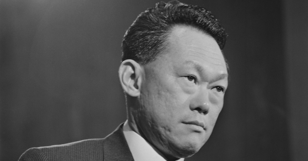 1.	Авлигад цэг тавих ажиллагаа
Сингапур, 1965 онд Малайзаас салан тусгаарлах үедээ ард түмнийх нь олонхи  нь ядуу зүдүү амьдралтай,  нийтдээ авлигад идэгдсэн улс байсан бөгөөд энэ үед, Ли Куан Ю –“Хэрэв улс орноороо авлигаас салъя гэвэл, та бүхэн гэр бүлийн гишүүд, мөн найз нөхдөө ч шоронд явуулахад бэлэн байх хэрэгтэй” гэж шийдэмгийгээр зарлаж тунхагласан байдаг. Эхний арга хэмжээ нь, өөр бусад ашиг орлого хайлгахгүйн үүднээс, төрийн албан хаагчидын цалин нэмсэн бөгөөд төдийлөн үр дүн харагдахгүй байсанд, авлигын холбоо сүлбээг илрүүлэх гэнэтийн шалгалтыг удаа дараа явуулах, авлигын тохиолдлуудыг зогсолтгүй мөрдөж олон нийтэд мэдээлж байх эрхийг хэвлэл мэдээллийн хэрэгслүүдэд өгч ашиглах тусгай хөтөлбөрийг хэрэгжүүлж эхлэн, мөн мөрдөн байцаах байгууллагуудад төрийн албан хаагчид болон тэдгээрийн хамаарал бүхий этгээдүүд болох гэр бүл, хамаатан садан, найз нөхдийнх нь хүртэл дансыг, дээд байгууллагын заавар зөвшөөрөлгүйгээр шууд шалгаж байх онцгой бүрэн эрхийг  олгосон байна. Авлигатай холбогдсон этгээдийг ажил, албан тушаал, тэтгэвэр тэтгэлэг, бүхий л хөнгөлөтүүдээс хугацаагүй хасах шийдвэр гаргаснаар, нилээд хэдэн сайдууд, үйлдвэрчиний эвлэлийн ажилтнууд шоронд оржээ. 1989 онд, авлигад холбогдсоны торгуулийг 10.0-с 100.0 сингапур доллар болгон өсгөжээ.
2.	Шүүхийн шинэчлэлт
 Сингапур нь, хүн амд ногдох цаазын ялын хэмжээгээрээ дээгүүр ордог улсуудын нэг юм. Ялангуяа хар тамхи, хүн амины хэргээр маш их цаазын ял хэргэлсэн байдаг. Өөр бусад гэмт хэргүүдийг урт хугацаагаар хорих, саваадах зэргээр шийтгэдэг. Энэхүү шийтгэлүүд харгис хэрцгий хэмээн гайхагддаг боловч, сингапурчууд энэ асуудал дээр хоёр хуваагдаж, цаазын ялаар буруугүй хүнийг шийтгэчихвэл засашгүй алдаа болох талтай, харин саваадах шийтгэлийг ихэд дэмждэг гэнэ. Сингапурын эрүүгийн хууль хэт хатуу мэт боловч, юуг болох, юуг болохгүй вэ гэдгийг хүмүүсийн ухамсарт суулгаж өгөх асуудлыг юуны түрүүнд тавьдаг нь харагдаж байдаг. Дүүжлэн хороох цаазын ял, хорих ял, саваадах бие мах бодын шийтгэл, эд хөрөнгийг нь хураах, өндөр торгууль ногдуулдаг зэрэг нь энэхүү улс оронд хууль, дэг журмыг барихад зориулагддаг болохыг ард иргэддээ ойлгуулж чадсан нь гайхалтай юм.
3.	Ажлын байр
Маогийн хийсэн соёлын хувьсгал Хятадаас гадаадын хөрөнгө оруулагчидыг үргэхэд хүргэж, тэд Гонконг, Тайвань, Сингапурт анхаарлаа хандуулах болсноор 60-д оны сүүлээр анхны үйлдвэрүүд баригдаж эхлэн, 70-д онд анхны электрон бараанууд үйлдвэрлэгдэж, 80-д он гэхэд Сингапур дэлхийн технологийн бүтээгдэхүүний төв болон хувирав. Хөрөнгө оруулагчидын үйл ажиллагаанд төр оролцохгүй байх  нөхцөлүүдийг бүрдүүлэхэд ихэд чармайдаг байсан, мөн хямд ажиллах хүч, бага татвар оногдуудлаг байсны ачаар гадаадын хөрөнгө оруулагчид цутгаж эхэлсэн гэж хэлж болно. Ли Куан Ю, -“Бид хөрөнгө оруулагчидыг дэмжихээс гадна, үйлдвэрлэлээ эхлүүлэхэд нь туслахын тулд нүдээ өгөхөөс буцахгүй ажилладаг байлаа. Гэхдээ,  бидний үйл ажиллагаа тэднийг эрхлүүлэхэд биш, харин залуу сингапурчуудаа гадаадын компанид ажиллуулан туршлагажуулж, эн тэнцүү өрсөлдөх чадвартай өөрийн үндэсний компаниудыг байгуулах чадвартай болгоно гэсэн зорилго тавьсан юм. Учир нь, томоохон үйлдвэр барих, үндэсний компани байгуулах мөнгөтэй, туршлагатай хүмүүс тэр үед манайд байгаагүй. Тиймээс, бид залуусаа технолог, маркетинг, удирдлагын салбарт ийм аргаар бэлтгэн, эдгээр залуус маань үндэснийхээ үйлдвэрлэлийг босгох залуу мэргэжилтэнгүүд болох юм гэж тооцоолсон“ гэж ярилцлага өгсөн байдаг.
4.	Боловсролын шинэчлэл
1960-д оны эцсээр Сингапур, ажилгүйдлийн эсрэг тэмцэх тэмцэлдээ гадаадын компаниудыг улс орондоо оруулснаар амжилттай ашигласан. Үүний зэрэгцээ, гадаадын компаниудад ажилладаг  бүхий л ажиллагсдадаа хувийн сахилга баттай байх, цаг барьдаг байх, хариуцлагатай байх, өндөр чанартай бүтээгдэхүүн үйлдвэрлэхэд суралцахыг хатуу шаарддаг байлаа. Түүнчилэн сургалтын системээ өөрчилөн, ерөнхий эрдмийн хичээлүүдийн зэрэгцээ, бие даан шинжлэн судлах, шийдвэр гаргахад сургах, сурах бичгээс авах мэдлэгээс гадна илүү гүн гүнзгий бодож сургах сургалтад түлхүү анхаарсан хөтөлбөрүүд боловсруулав. Сингапурын эдийн засгийн хөгжлийн салбар дах инноваци, үр бүтээлтэй үйл ажиллагааны зөвлөлийн ерөнхийлөгч асан Филипп Йо, -“Бидэнд, эртний түүх, уран зохиолын мэргэжилтнүүдээс илүүтэй шинжлэх ухаан технологийн мэргэжилтнүүд онцгой хэрэгтэй байна. Тэд үүний үрээр хангалуун амьдрах болно” гэж үргэлжид ард иргэддээ ярьдаг байсан нь, өнөөдөр биелэлээ олсон юм. 
5.	Улсын үйлдвэрүүдийг байгуулсан
Засгийн газраас үүсгэн байгуулсан анхны компаниудын нэг нь, эдүгээгийн Singapore Airlines юм. Улсын нислэгийн компанийн ерөнхий захирал асан Лим Чен Бен, -“Бид энэ компанийг нэр төр, байр суурийн үүднээс байгуулаагүй, харин мөнгө олохын тулд байгуулсан. Тиймээс,  алдагдалтай ажилласан тохиолдолд эргэлзээ тээнэгэлзээгүй хаах байлаа. Гэхдээ тийм зүйл болоогүй” гэж бахархан дурссан байдаг. Энэхүү нислэгийн компани үйлчилгээний аргачлалын хувьсгал хийсэн бөгөөд зорчигчидийг дайлах ундаа, хоол, мөн суудлын тав тухаас эхлээд чихэвчний дуугаралт хүртэл, бүх зүйлсийг нарийвчилан тооцож шинэчлэсэн гэдэг. Үүний үрээр зуу зуун ажлын байр бий болгож, мөн дэлхийн тэргүүлэх хэмжээний нислэгийн компани болгон хөгжүүлж чадсан аж.
