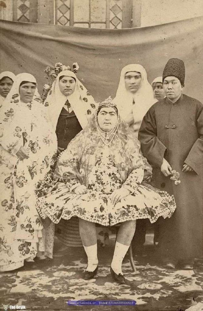 . Тэр тухайн цаг үеэсээ түрүүлсэн, гайхалтай зоримог, шийдэмгий, оюун сэтгэхүй, сэтгэлгээний баялагийн үнэ цэнийг, гадаад үзэмжтэй зүйрлэшгүй гэдгийг харуулж чадсан өөртөө итгэлтэй оюунлаг, бахархууштай эмэгтэй байсан юм. Барууны  Upsocl сайт, энэ эмэгтэйн зураг интернет ертөнцөөр тархаж давалгаа нь, вирусын хэмжээнд хүрч буйн учир нь юу бол, гэж гайхашран бичжээ.