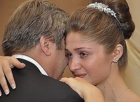Нэгэн залуу бүсгүй ,аав дээрээ, -“Аав аа! Би бүр ядарчихлаа. Амьдрал нэг л хэцүү,  бөөн асуудал бэрхшээл, би, яг л урсгал сөрөөд сэлээд байгаа юм шиг, туйлдаж байна. Яах вэ?” гэж ирэв. Аав нь хариулахын оронд, дуугүйхэн, гал дээр 3 ижил сав тавиад, нэгэнд нь лууван, нөгөөд нь өндөг, гуравдах саванд кофе хийж буцалгаад, хэсэг хугацааны дараа нөгөө зүйлсээ савнаас гаргаад, охиноосоо, -“Эд нар яаж өөрчлөгдсөн байна? надад хэлээч! Чи хардаа, хатуу лууван чанагдаж, зөөлөн болсон байна. Эмзэг, шингэн өндөг, хатуу болсон байна. гаднаасаа их өөрчлөгдөөгүй ч, ижил үйлчлэл дор шинж чанараа бүрэн өөрчилснийг харж байгаа биз? Хүмүүс мөн үүний адил, амьдралд, сул дорой нь хаттай болж, хүчтэй нь сул дорой болох байдалд орж байдаг...” гэхэд, охин нь, -“Харин кофе?” гэхэд аав нь, -“Хамгийн сонирхолтой нь кофе юм. Кофе ч мөн адил халуун таагүй үйлчлэлд орсон боловч, бүрэн уусч чанагдан, сайхан үнэртэй ундаа болон хувирдаг. Яг үүнтэй адил зарим, онцгой хүмүүс байдаг бөгөөд тэд, ямар ч нөхцөлд, ямар ч байдлаас, мэдлэг, туршлага, ашигт чанарыг нь авч сайхан зүйл болгон хувиргаж хүлээн авах чадвартай байдаг юм” гэж хариулжээ.
