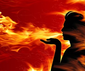  Сөрөг энергитэй үгс хэрэглэн, сөрөг сэтгэлийн хөдлөлд хүргэх үйлдэл нь амьдралыг хүндрүүлж, таагүй зүйлсийг татах, өвчин өвчилөлд хүргэх, азгүйтэл, бүтэлгүйтлийг дагуулах үр дагавартай байдгийг эртнээс мэддэг байжээ. Үүнтэй холбоотой олон сургамжит сургаалт үгс байдаг нь, үүнийг нотолсоор  байдаг билээ.  Харин, эерэг утгатай үгсийг байнга хэрэглэснээр амьдралаа сайхнаар өөрчилж болдог. Өдөр бүр, “Би аз жаргалтай хүн”, “Би эрүүл”, “Надад бүгд хайртай”, “Бүх зүйл сайн байгаа”, “Амьдрах сайхан шүү” гэсэн үгсийг хэрэглэн, үүнийгээ төсөөлөл, бодол сэтгэлээрээ ухамсартаа суулгаж чадвал, энэ бүхнийг амьдралдаа оруулах программыг өөрөө хийж эхэлдэг гэсэн үг. Өөрт тань хамгийн таатай сайхныг авчирах, эерэг үгсийг үг яриандаа хэрэглэж заншихыг хичээх хэрэгтэй байдаг аж. Түүнчилэн, бүх хүмүүст аз жаргалыг хүсэх агуу сэтгэлээр оюун сэтгэхүйгээ тэлж, хариуд нь ирэх олны хүслийг ашиглан амжилтад хүрч болдог аргыг хэргжүүлээрэй.