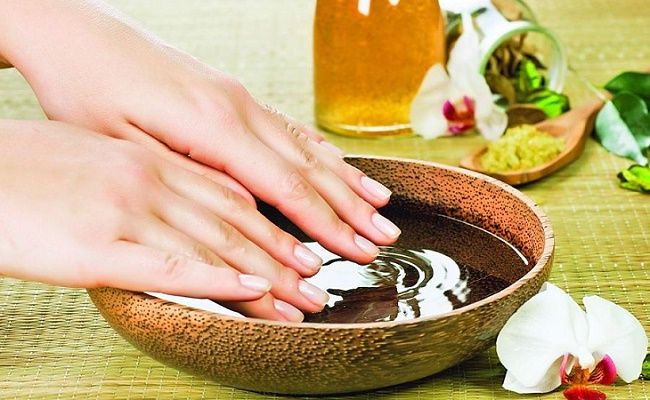 Өндөг, зөгийн балны маска:
Өндөгний цагаан 1 ширхэг
Зөгийн бал 1 хоолны халбага
Хооронд нь хольж гартаа түрхээд, хаттал нь байлгаад бүлээн усаар угаана. Өндөгний цагаан арьсны уян хатан байдлыг сайжруулдаг тул шууд үр дүнгээ үзүүлдэг. Энэ масканы дараа кокосын тос түрхэх хэрэгтэй. 
Төмсний маска: 
Чанасан төмсийг нухаж, зөгийн бал, оливын тос, сүү  нэмж, уг холимгоо 7 хоногт 2-3 удаа, 15 минутын хугацаатай гартаа түрхэж байх.
Нимбэг сахарын маска: 
Нимбэгээ шахаж шүүсийг нь гаргаад, уг шүүсний хэмжээний элсэн чихэр нэмж хутгаад гартаа иллэг хийнэ. Дараа нь, эхлээд бүлээн усаар угаагаад, хүйтэн усанд булхах хэрэгтэй. Гарын цусны эргэлт сайжирдаг.
Миндальное масло. Бүйлсийн тос. 
 Гарандаа түрхээд, хүйтэн усанд дүрж 5 минут байлгаад, дараа нь тослог тэжээлийн тос түрхнэ. Хөвөн даавуун бээлий өмсөж тайлахгүй унтдаг. Гар маш сайхан зөөлөрдөг.