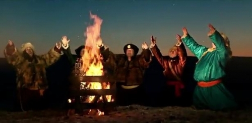 ГАЛАА ГЭРИЙН ЭЗЭН ТА ӨӨРӨӨ ТАХИХ НЬ ХАМГИЙН ҮР ДҮНТЭЙ
Гэрийн эзэн бол ГАЛ-ын эзэн, харин гэргий бол түүнийг манагч юм. Иймд галаа өрх гэрийн эзэн эр хүмүүн удирдан тахина. Халуун ам бүлээрээ тахих нь хэнээр ч тахиулснаас илүү. Учир нь өвгөд дээдэс тань та бүхнийг харж байдаг. Домыг нь та хийгээд үйлдчихэд бусдыг нь таны өвөг, дээдэс, харсан тэнгэр тань гүйцээгээд өгнө. Тэд таны л сэтгэлийн хайраар тань сэрж манддаг юм. Галаа дээдэлж тахиж, шүтнэ гэж зүгээр л хайрлахыг хэлнэ. Тэрхүү хайр танаас л ундарч байж зөв болох юм. Үд шийн цагаан гэгээ тасарч харанхуй болон анхны од түгмэгц гэрийн эзэн галаа ноцооно.
Гал тахихад бэлтгэх зүйлс: цай, сүүний дээж, будaa, тавгийн идээ, таван өнгийн хадаг эсвэл улаан хадаг, хонины үе сүүл / чанасан, 3 дахь үе/, шар тос, арц ганга байна.
Эхлээд өөрийн сэтгэлийг ариусгаж, өндөр дээд тэнгэр, гал улаан 99 тэнгэр, өвгөд дээдэс, ээж, аав гээд шүтээндээ цай, сүүний дээжээ дөрвөн зүг найман зовхистоо өргөнө. Шүтдэг уул, ус, газар эжийдээ цайны дээж, үр тарианы дээдийг өргөнө. Эцэг /ахмад хөвгүүн/ хонины үе сүүлээ барьж байгаад овог нэрсээ таниулж, бүхий л сайхан ерөөл хүслээ дуулгаад галдаа өргөнө. Энэ нь эд, идээний дээдийг бүрэн төлөөлнө. Дараа нь гэр бүлийн гишүүд шар тос, арц гангаа галдаа өргөнө. Мөн галын бурхандаа хүндэтгэл илэрхийлж, тойрч мэхийж мөргөнө. Дээрх бүх өргөлийг өргөхдөө өөрсдийн овог нэрийг бүтнээр нь хэлнэ. Өргөлүүдээ өргөхдөө өвөг дээдсийн гал, өөрийн гал, үр удмын гал голомт ариун дагшин байж үргэлжид мандан бадарч байхын ерөөлийг айлтгаж хурайлж, уухайлна. Өргөлүүдээ өргөсний дараа таван өнгийн хадаг, тавагтай идээ зэргийг барьж, үр хүүхдээ даатган, сайн сайхан бүхнийг дуулгаж, орон дэлхийгээ магтаж, сайныг ерөөж хурайлна. Тавагтай идээний дээжээс нь өргөөд өөрсдөө идэж хүртэнэ. Мөн есөн төрлийн будаа аягалан хурайлаад даллага авч болно. 
Есөн төрлийн будаа: арвай, буудай, цагаан, шар, гөц, гурвалжин будаа, буурцаг, шош, эрдэнэ шиш. Ерөөл, магтаал, дуу хуур зэргийг өөрсдийн тааллаар өргөх ба инээж баясаж тэнгэр, бурхад, өвөг дээдсээ хөгжөөгөөрэй. Мөн та баярлан хөгжиж, хайр ивээлээр дүүрэн болоход таны эд, эсээр дамжин өвөг, дээдсүүд, харсан даасан тэнгэрүүд баясна. Өвгөд гэдэг нь өвөг-эд, дээдэс гэдэг нь дээд-эс гэсэн утгатай байдаг. Энэ бүхэн чин сэтгэл, биширлийн үүднээс хийгдэж байвал тэр сайхан эрчим чинь та бүхэнд арвин их хишиг буяныг дуудаж өгөх болно. Өнөө цагт байр орон сууцанд амьдардаг хүмүүст гал тахих хүндрэлтэй байдаг. Ам бүлээрээ цуглаж, цэвэрхэн газар очин түүдэг асааж, галаа тахиж болно. Сонгосон газартаа будаа өргөөд, түүдэг асаах газраа 